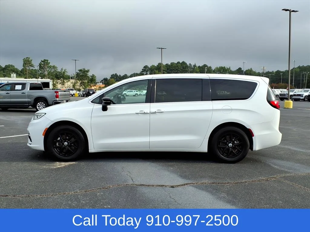 Used 2024 White Chrysler Touring L image 4