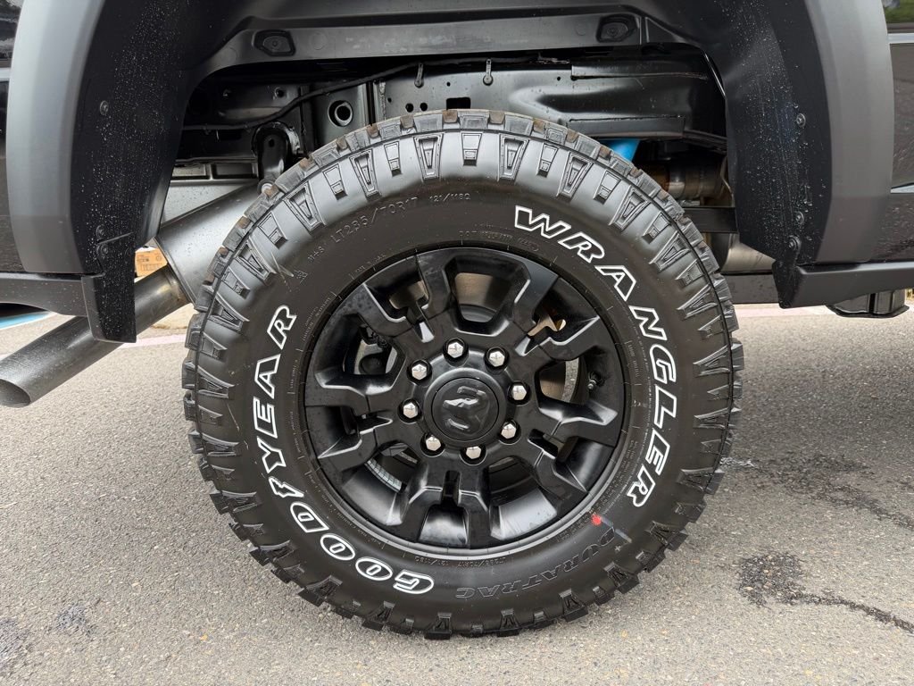 New 2026 Diamond Black Crystal Pearl-Coat Exterior Paint RAM Tradesman image 9