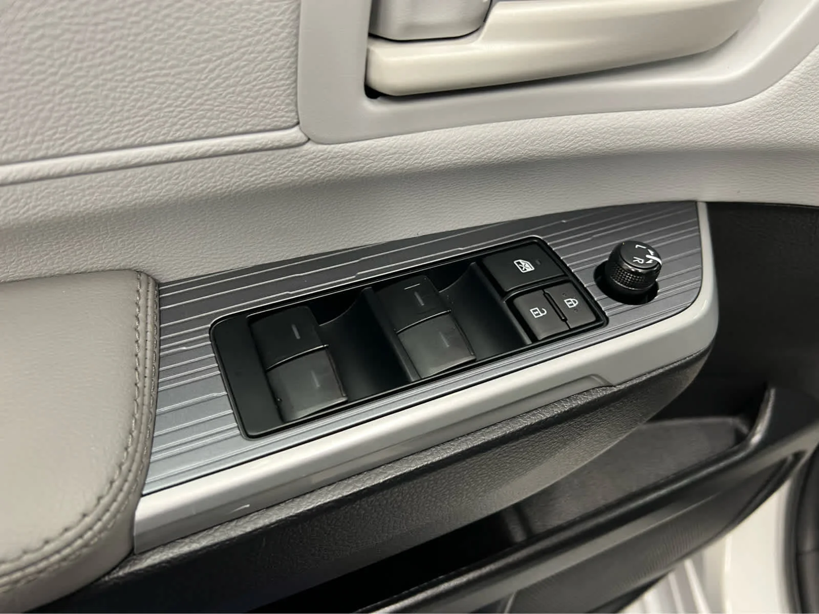 Used 2025 Ice Cap Toyota LE image 20