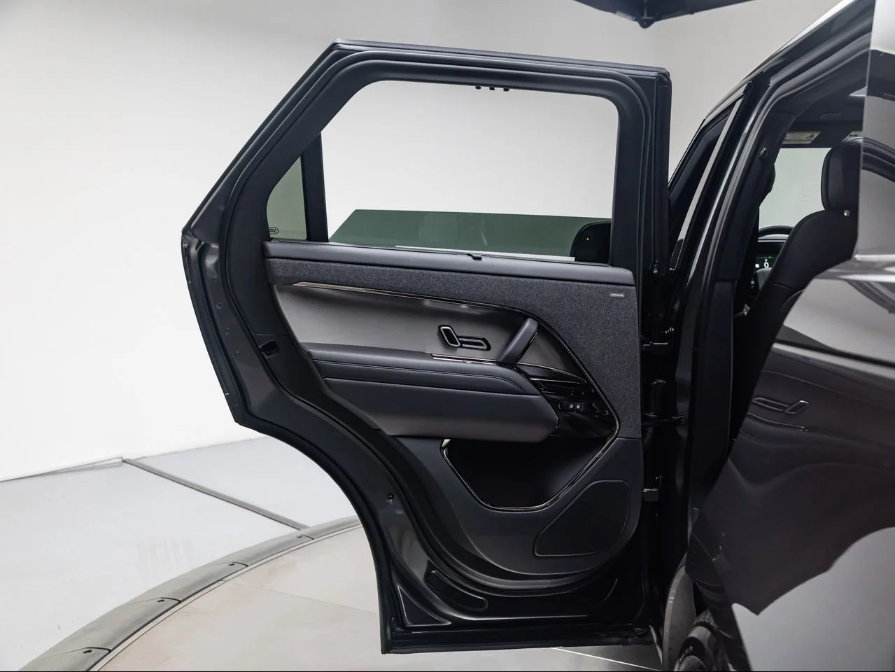 New 2026 Carpathian Grey Land Rover P530 Dynamic SE image 24