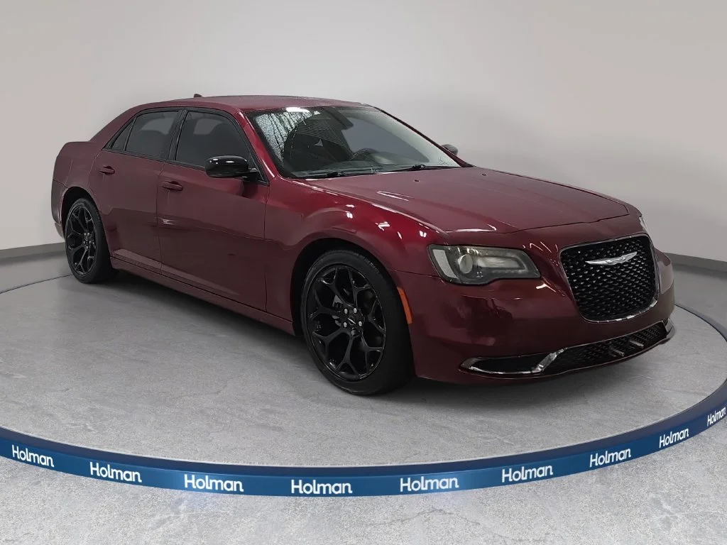 Used 2018 Velvet Red Pearlcoat Chrysler Touring image 4