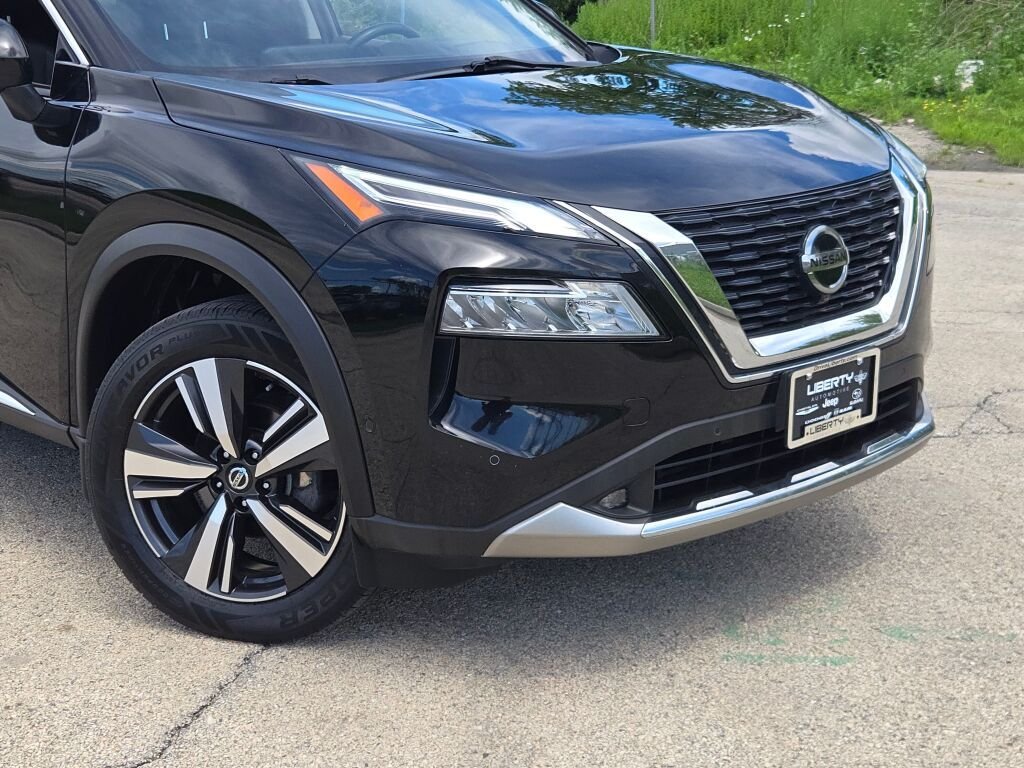 Used 2021  Nissan Platinum image 5
