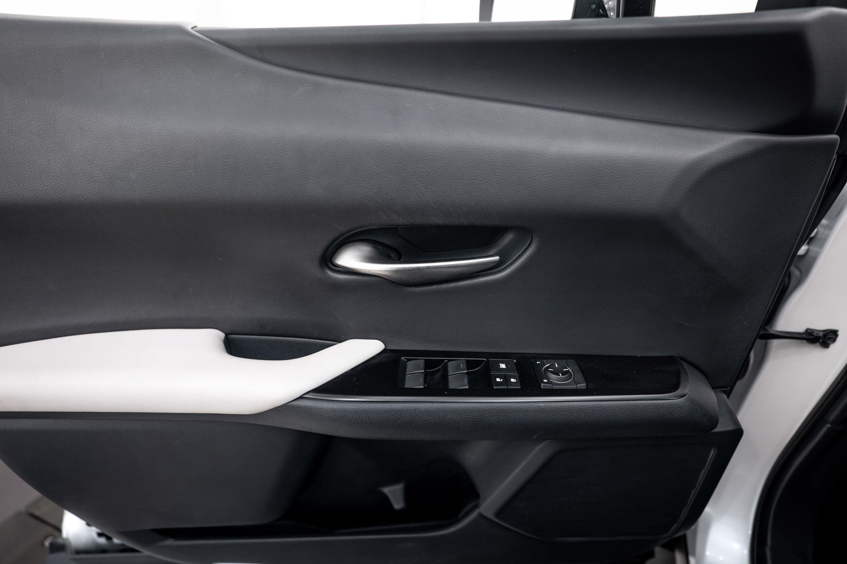 Used 2019 Eminent White Pearl Lexus UX 250h image 13