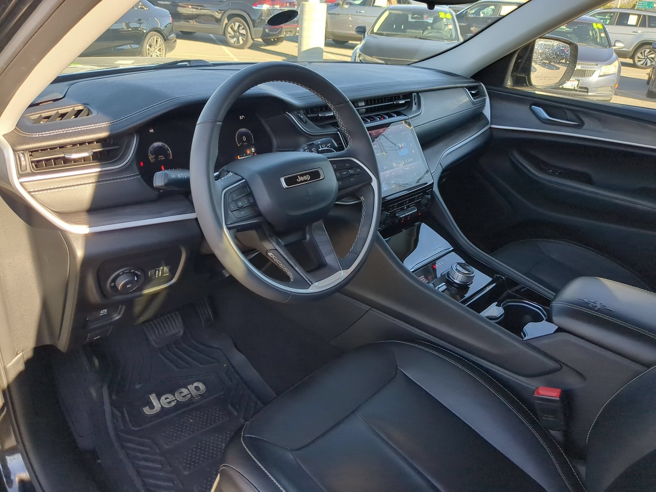 Used 2023 Diamond Black Crystal Pearlcoat Jeep Limited image 14