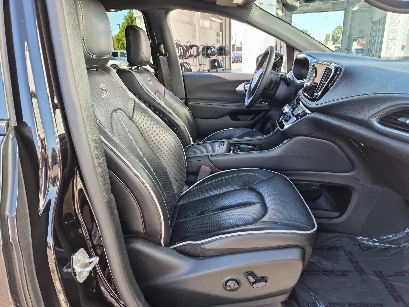 Used 2025 Diamond Black Crystal Pearlcoat Chrysler Limited image 37