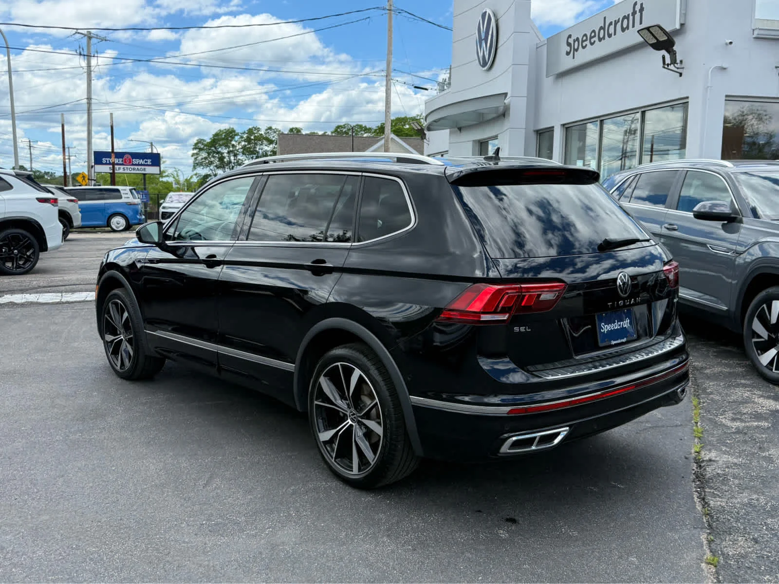 Used 2024 Deep Black Pearl Volkswagen SEL R-Line image 5