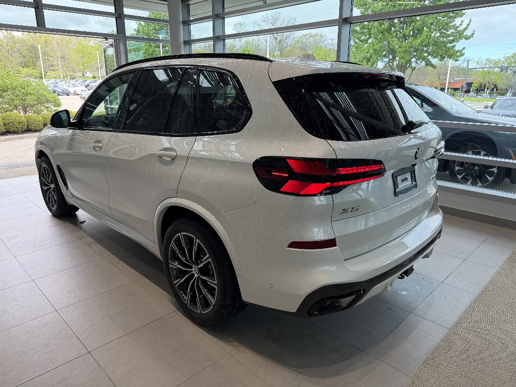 New 2026 Mineral White Metallic BMW xDrive40i image 4
