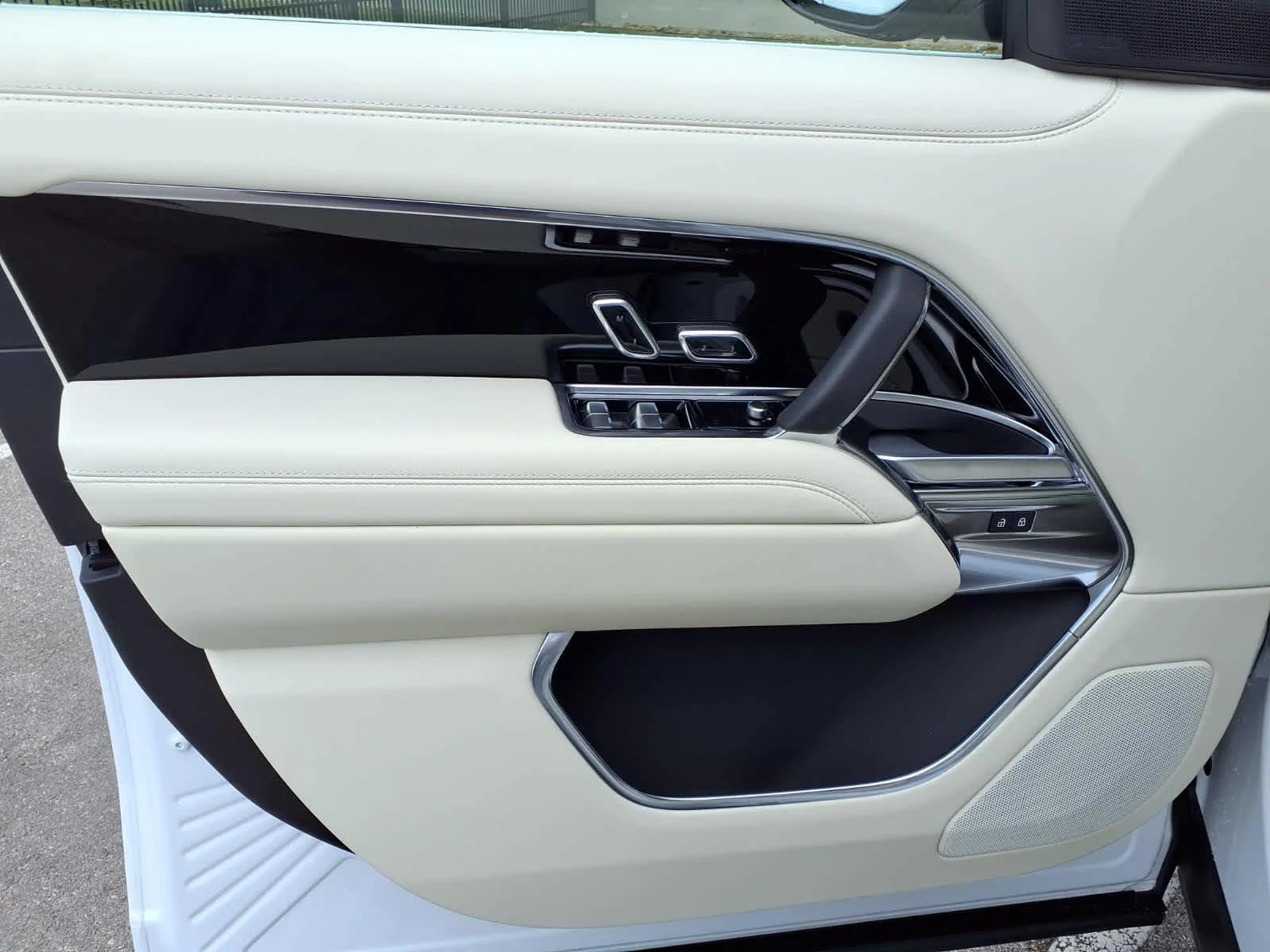 New 2026 Fuji White Land Rover SE image 17