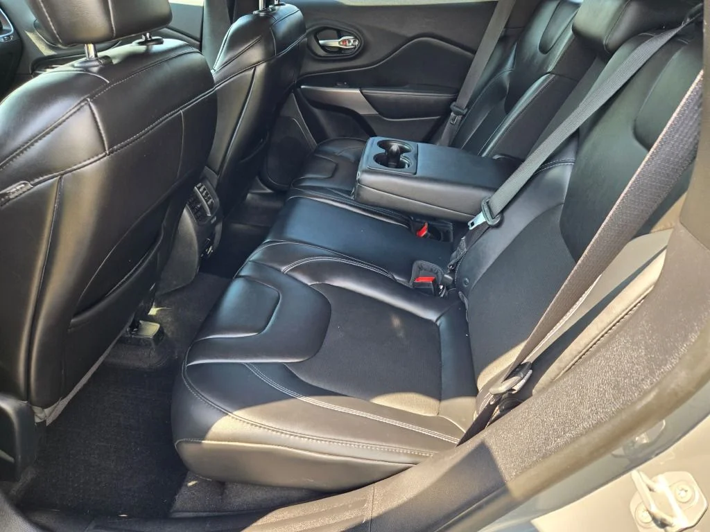 Used 2019 Gray Jeep Latitude Plus image 18