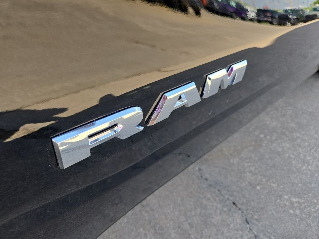 New 2026 Diamond Black Crystal Pearl-Coat Exterior Paint RAM Tradesman image 19