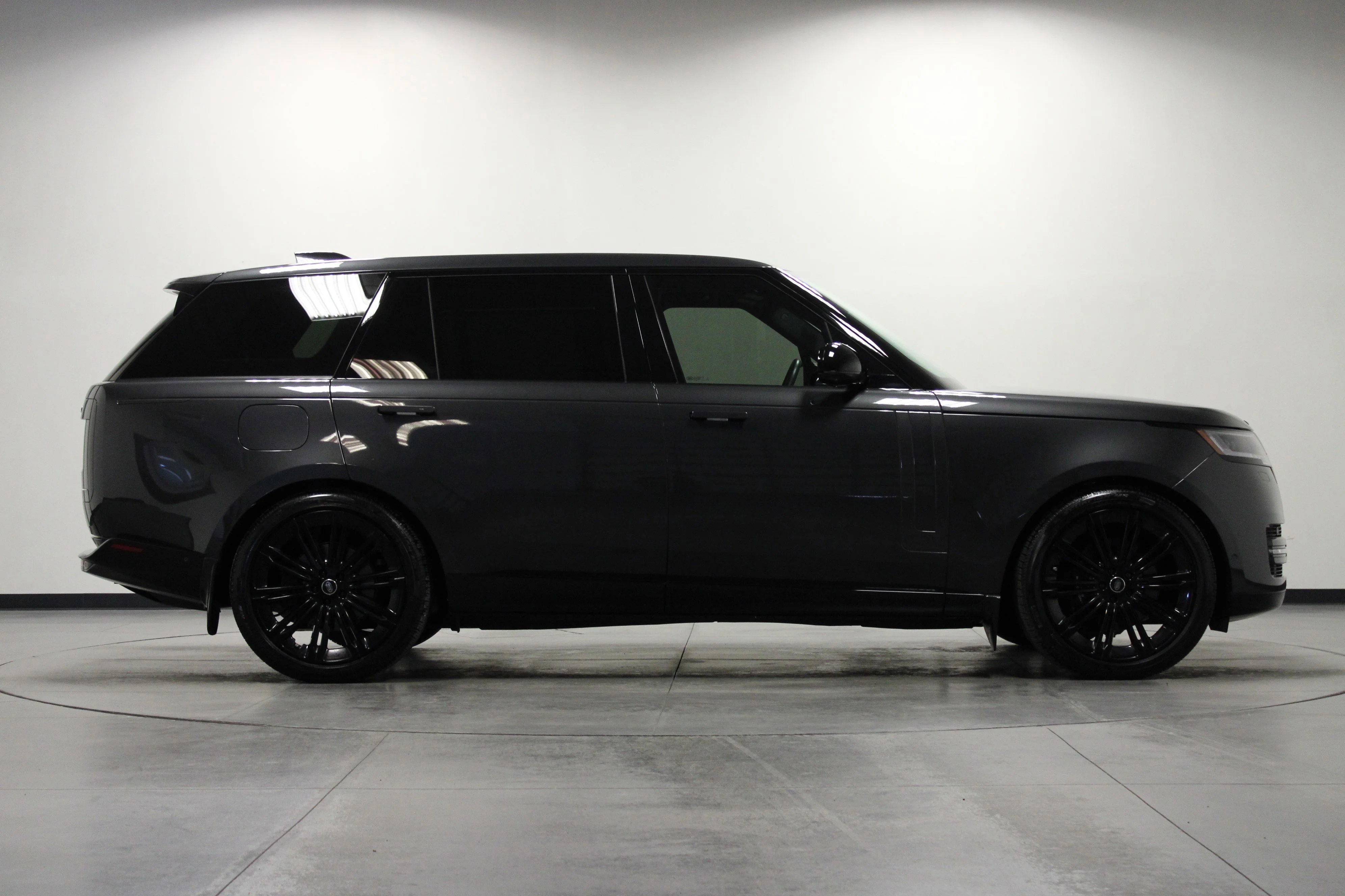 Used 2025 Carpathian Grey Premium Metallic Land Rover SE image 3