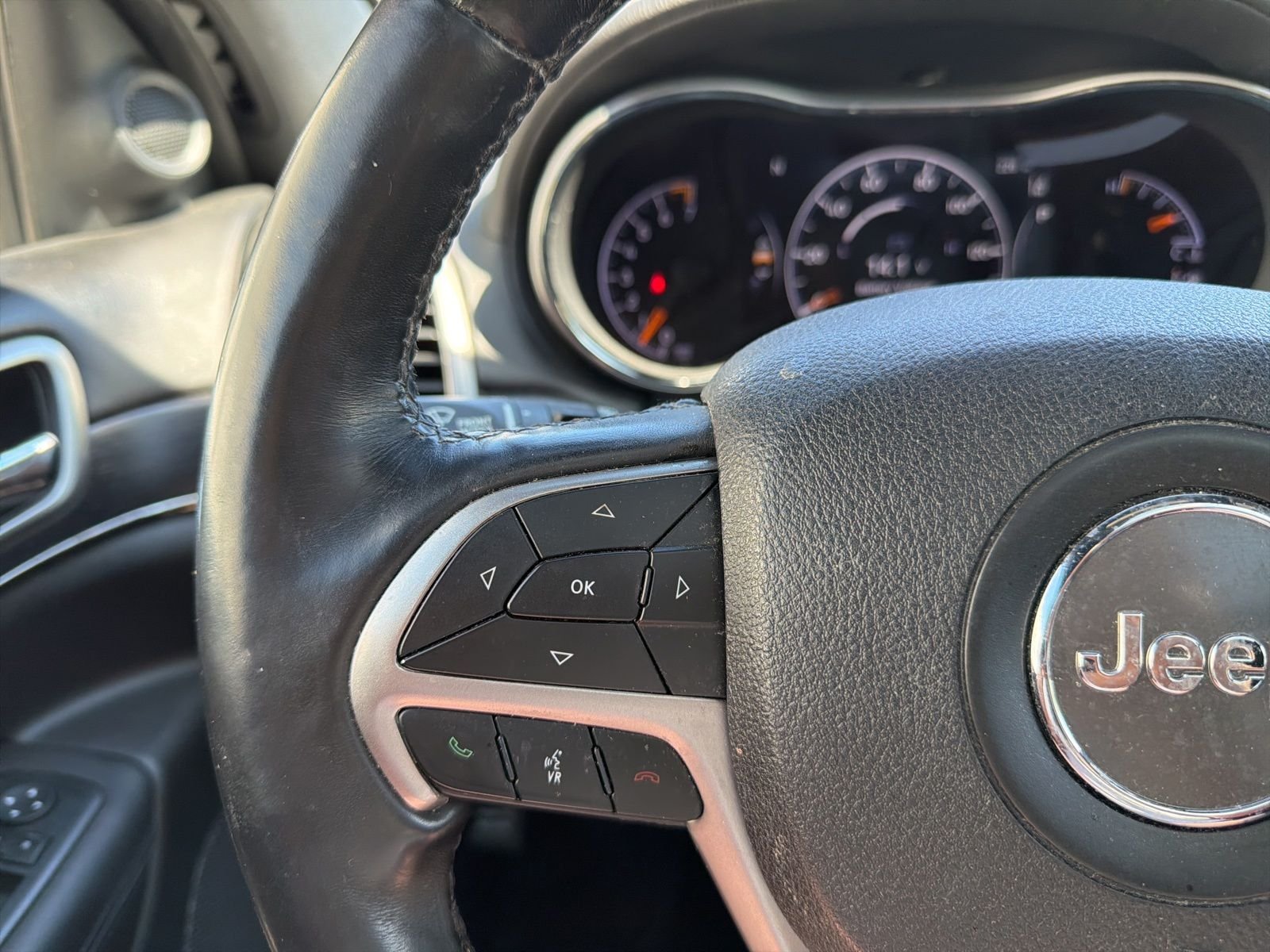 Used 2018 Red Jeep Overland image 28