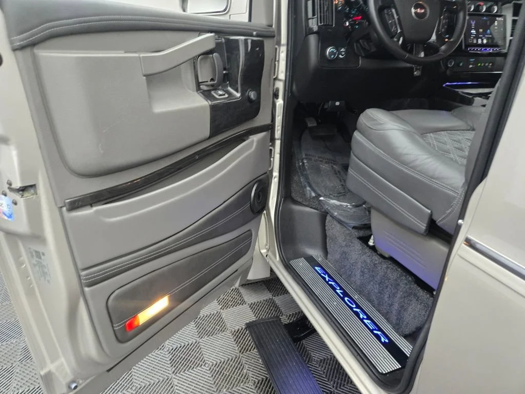 2023 GMC Savana Cargo Work Van - Photo 14