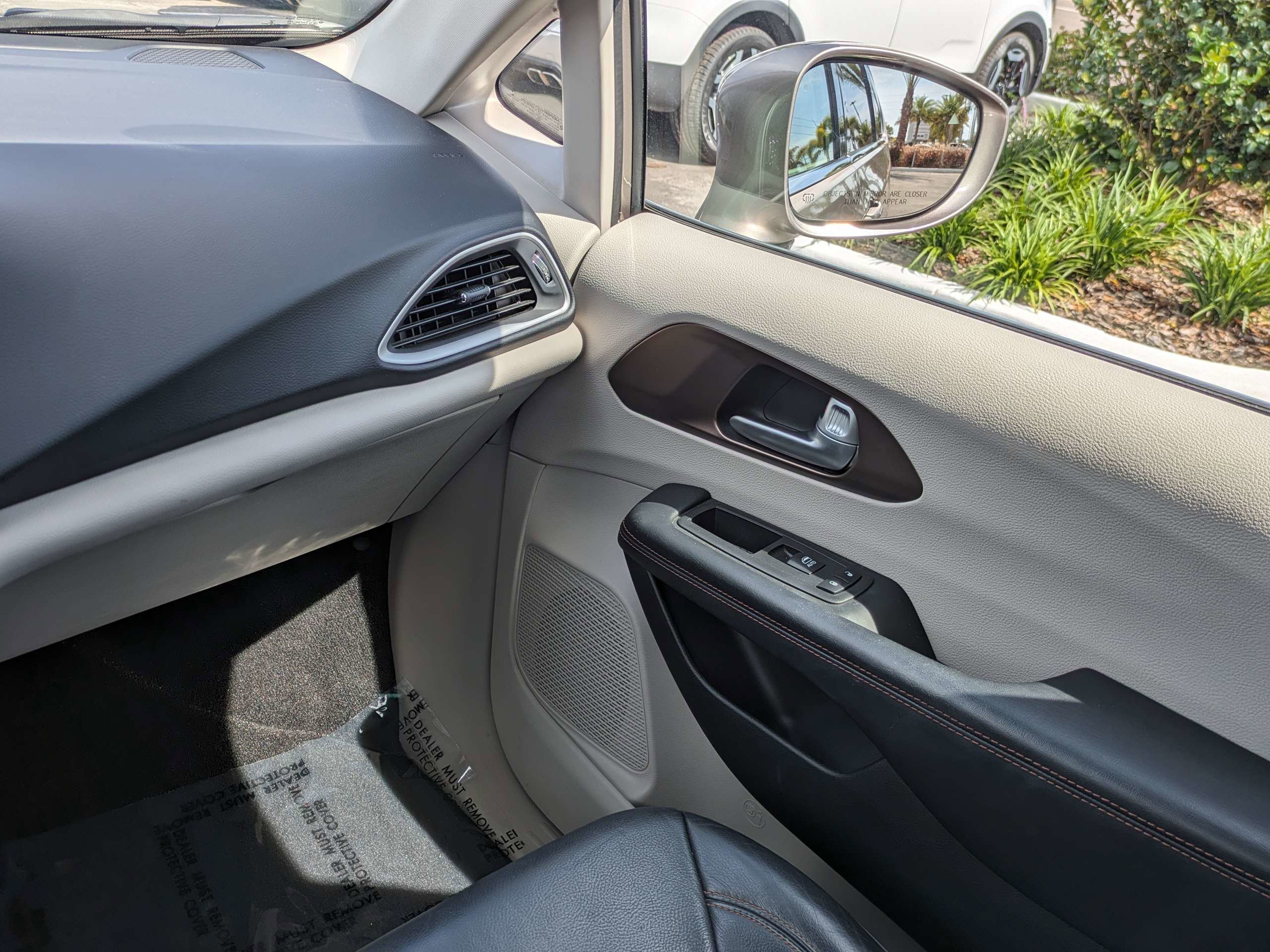Used 2018 Silver Chrysler Touring L image 18