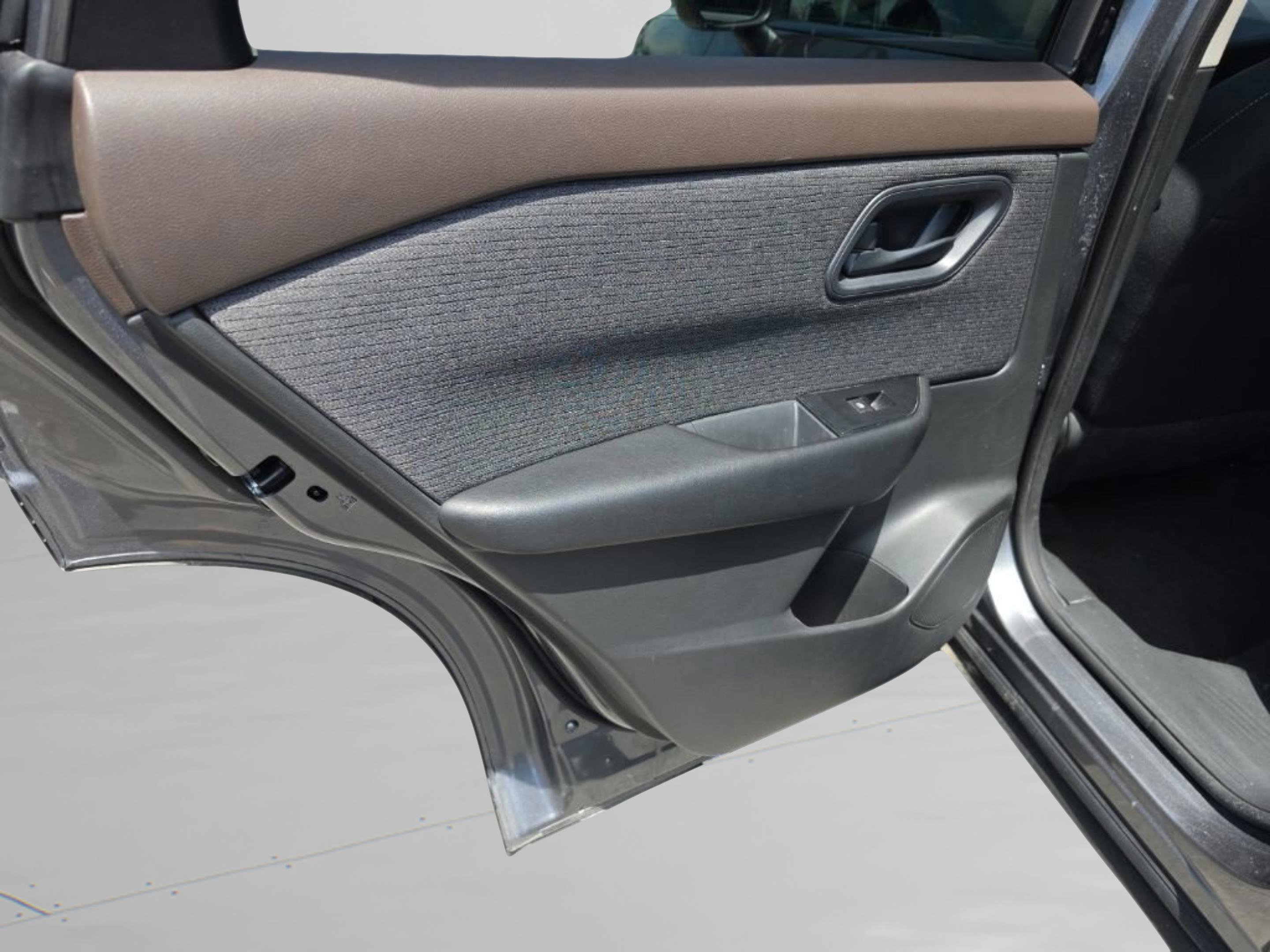 Used 2023 Gry/gray Nissan S image 21
