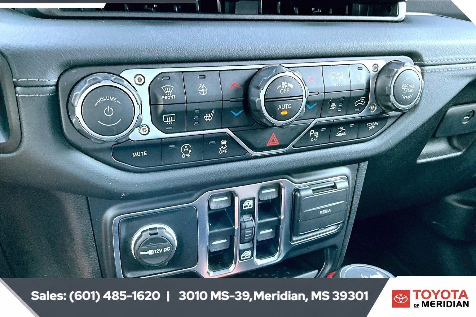 Used 2024 Hydro Blue Pearlcoat Jeep Sahara image 22