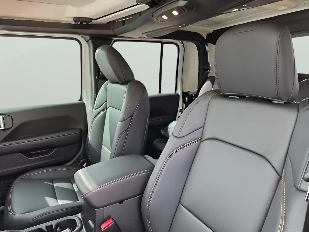New 2026 Bright White Clear-Coat Exterior Paint Jeep Sahara image 33