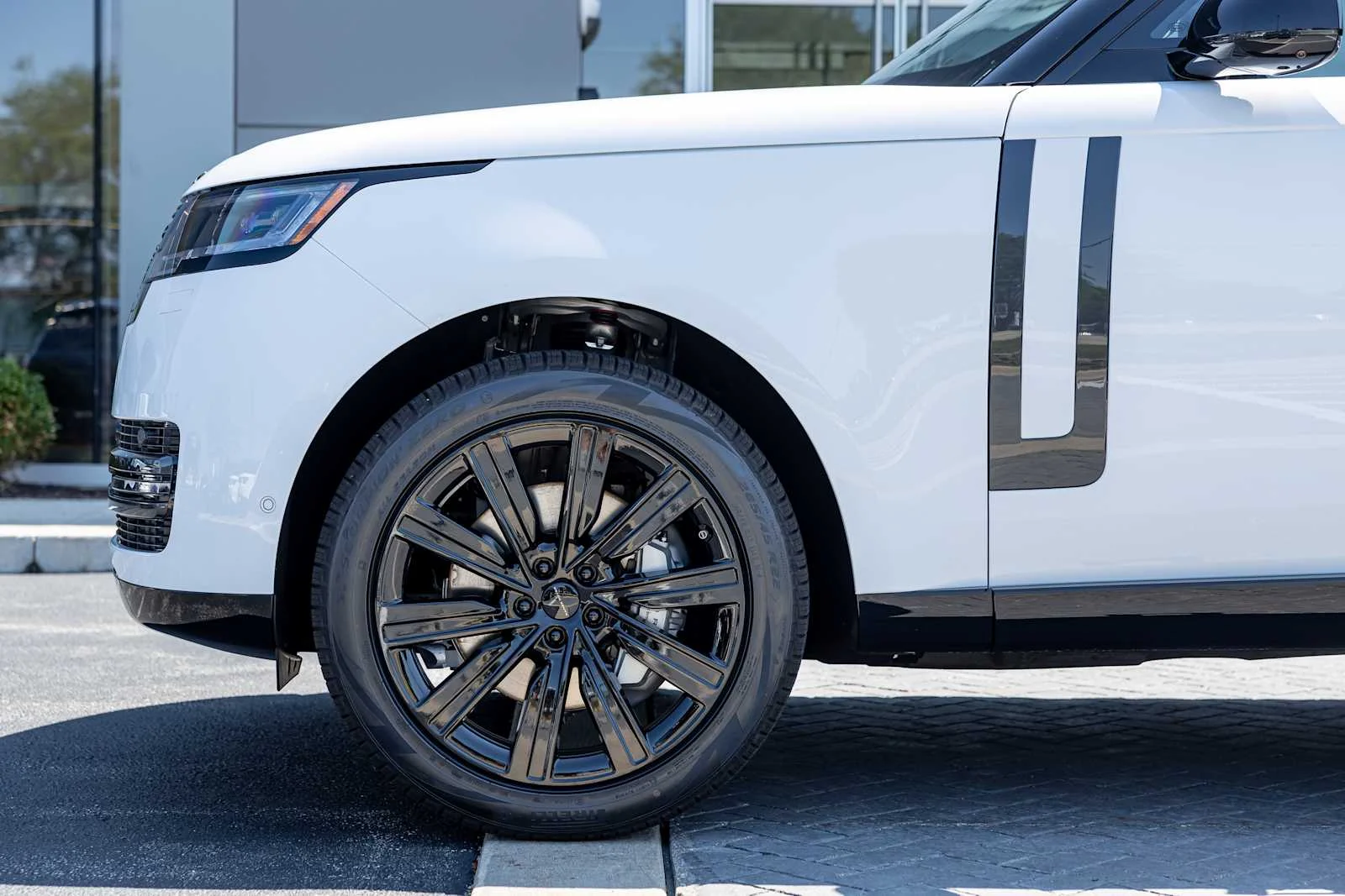 New 2026 Fuji White Land Rover SE image 9