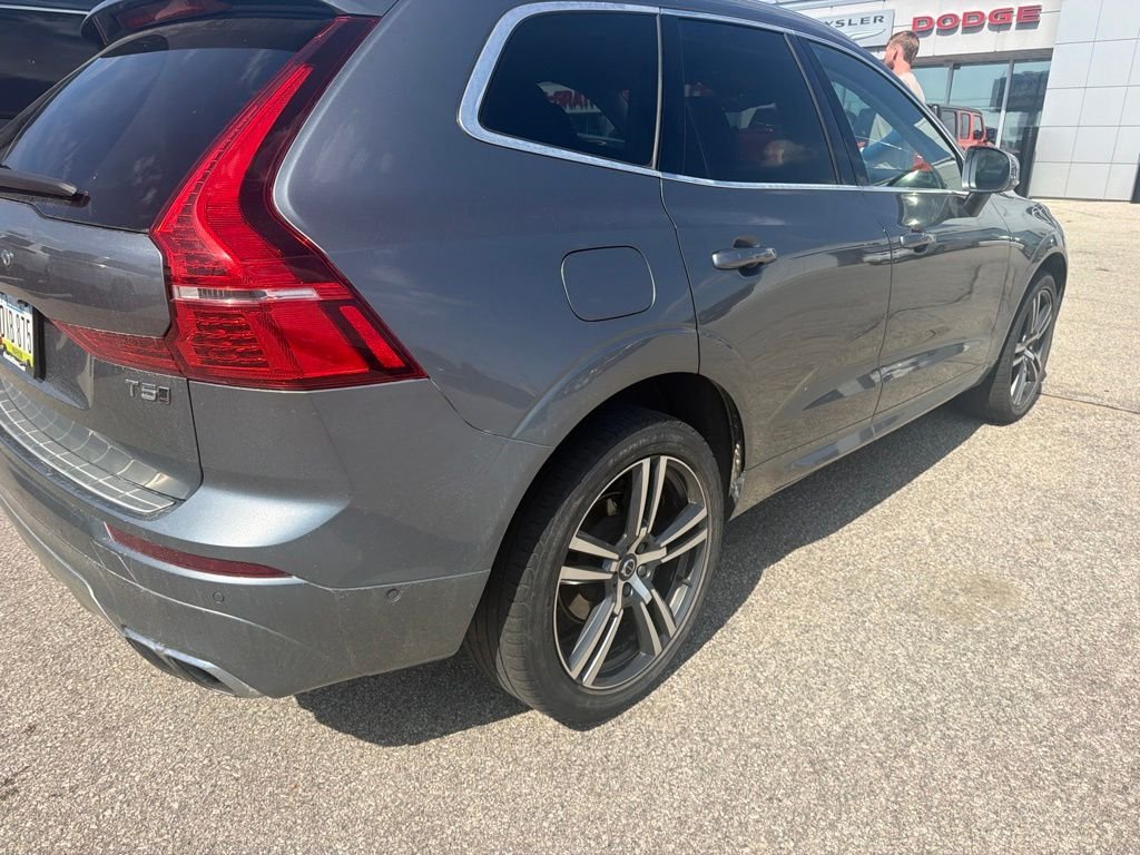 Used 2018 Gray Volvo T5 Momentum image 2