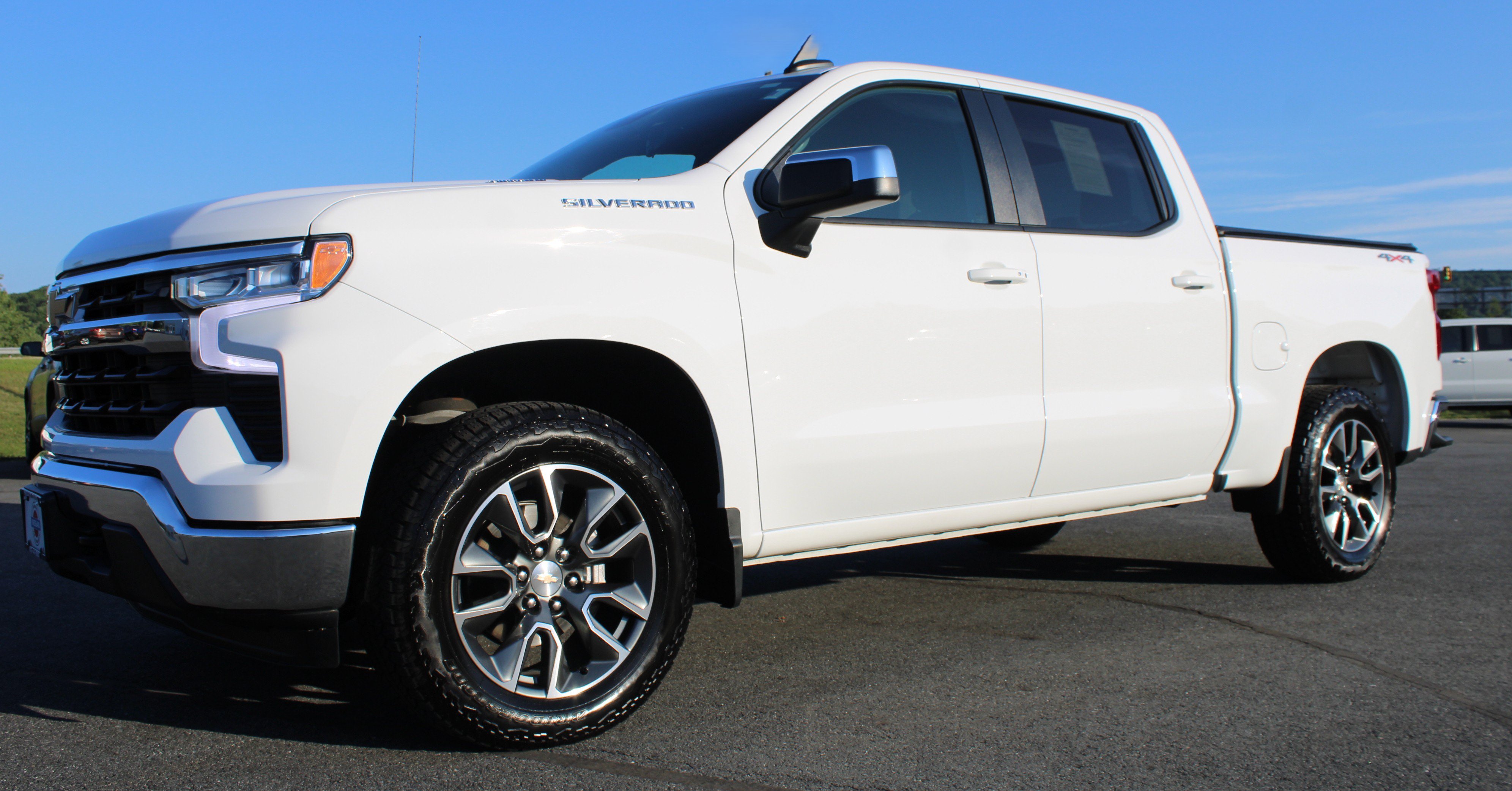 Used 2024 Summit White Chevrolet LT image 13