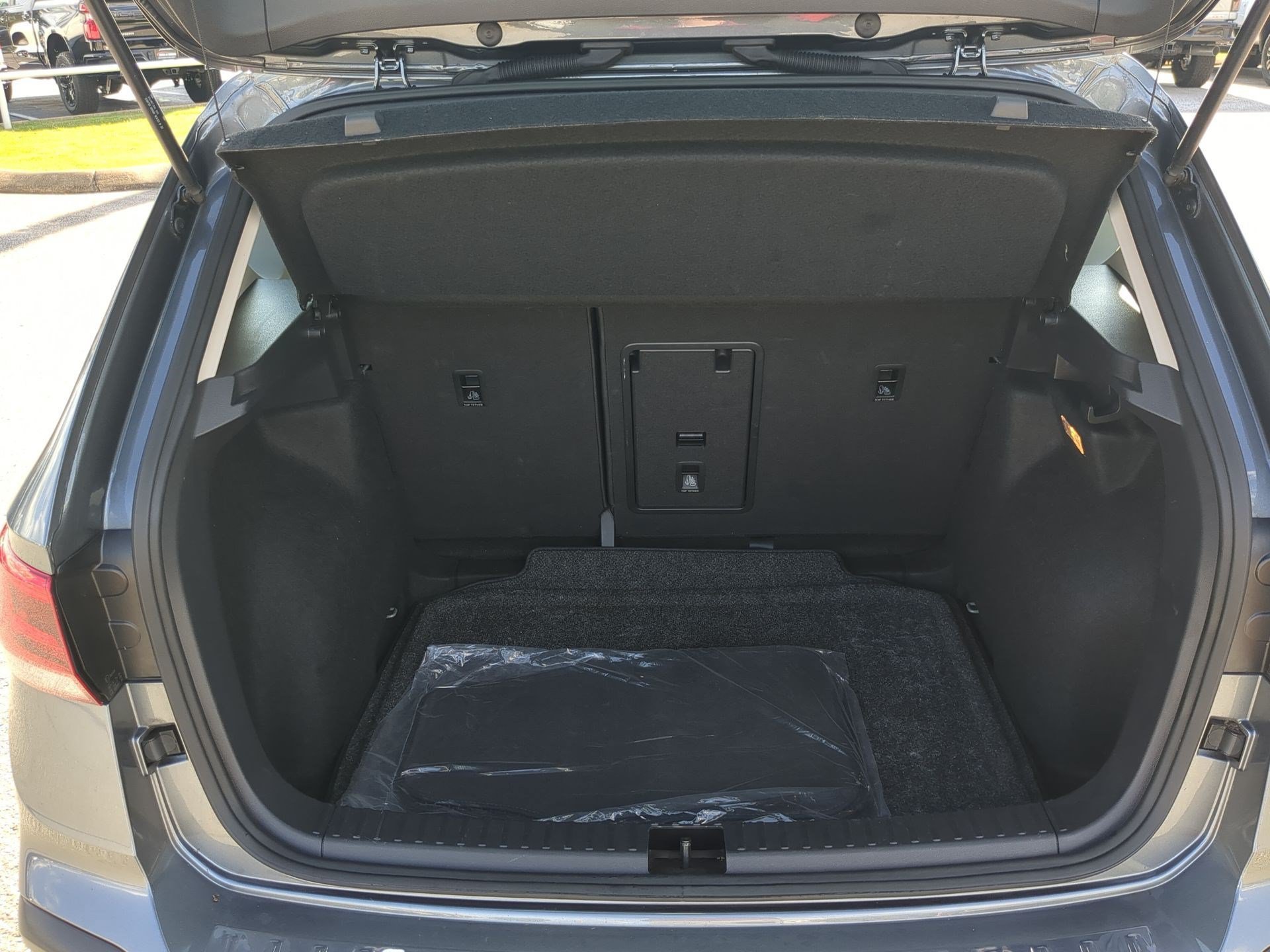 Used 2023  Volkswagen S image 21