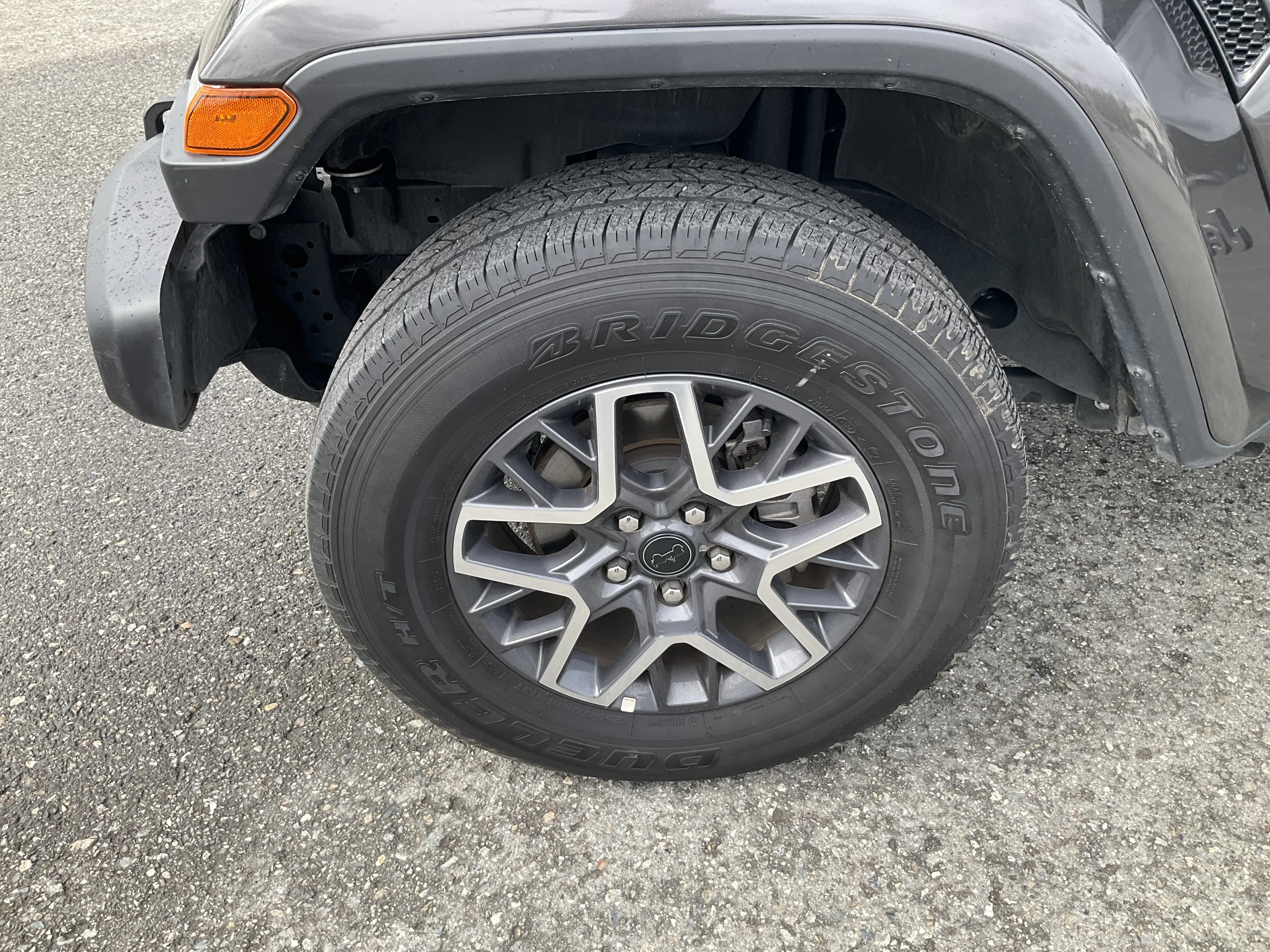 Used 2025 Granite Crystal Metallic Clearcoat Jeep Sahara image 6