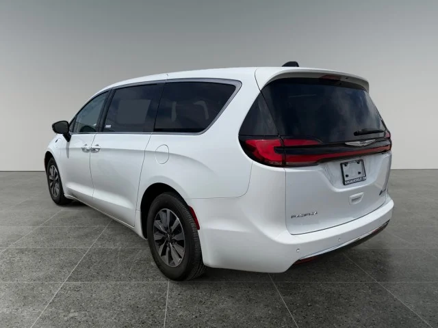 Used 2024  Chrysler  image 2