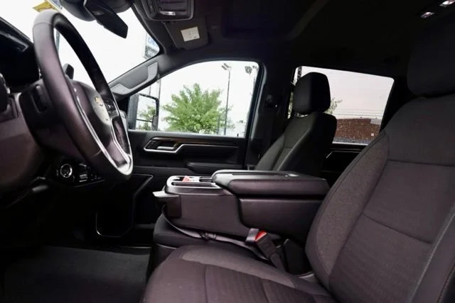 Used 2025 Summit White Chevrolet LT image 17