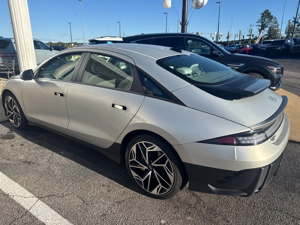 Used 2024 Gold Hyundai SEL image 6