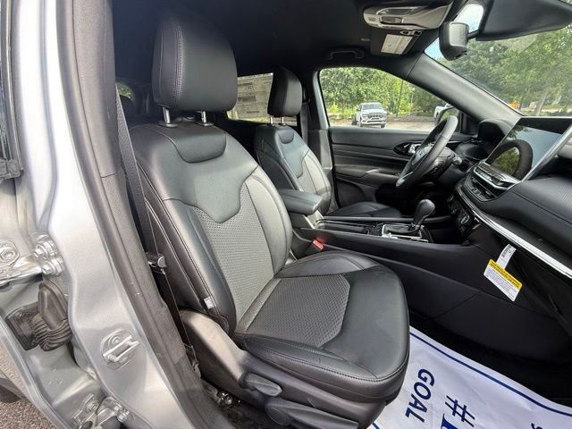 New 2026 Silver Zynith Metallic Clear-Coat Exterior Paint Jeep Latitude image 28