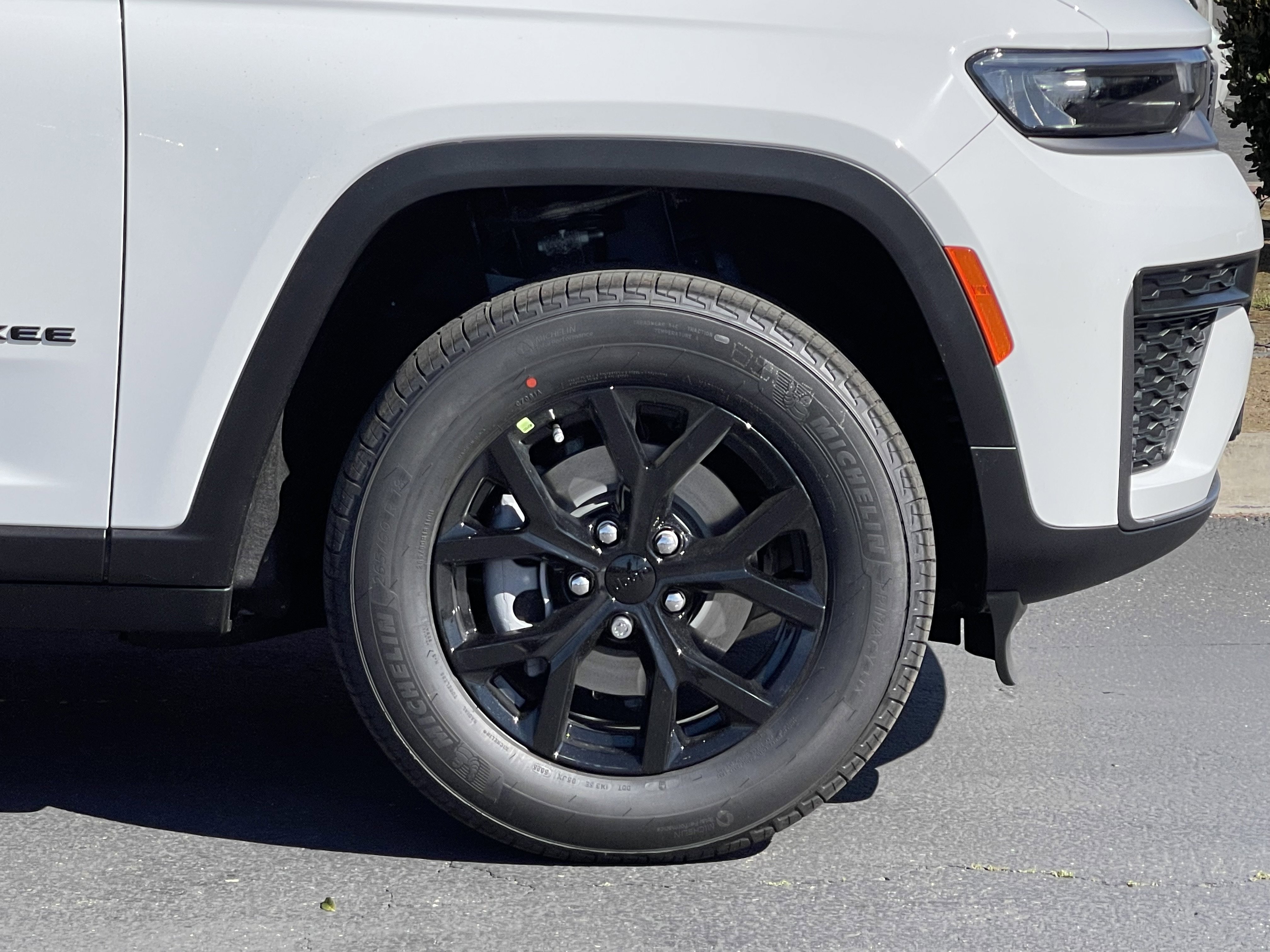 New 2026 Bright White Clear-Coat Exterior Paint Jeep Laredo Altitude image 10