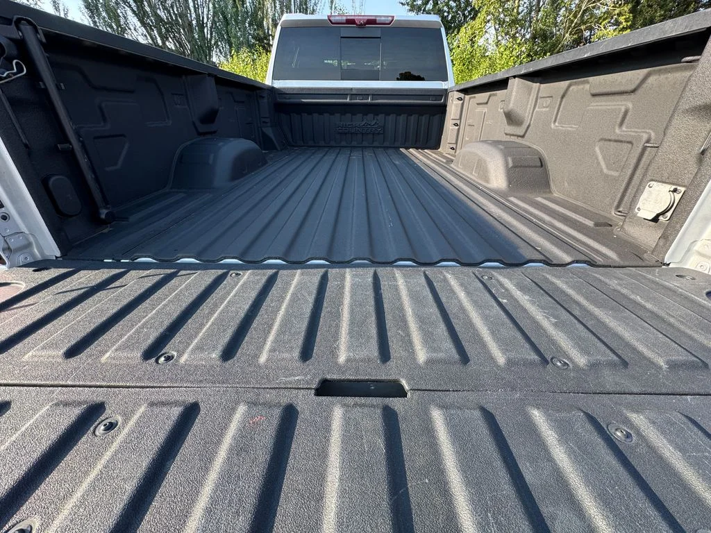 Used 2022 Silver Ice Metallic Chevrolet High Country image 12
