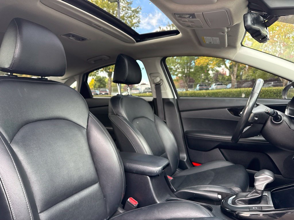 Used 2021 Snow White Pearl Kia EX image 24