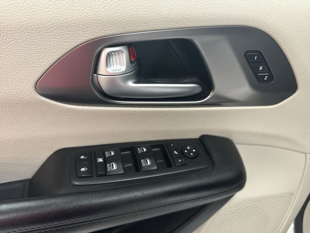 Used 2018 Bright White Clearcoat Chrysler Limited image 15
