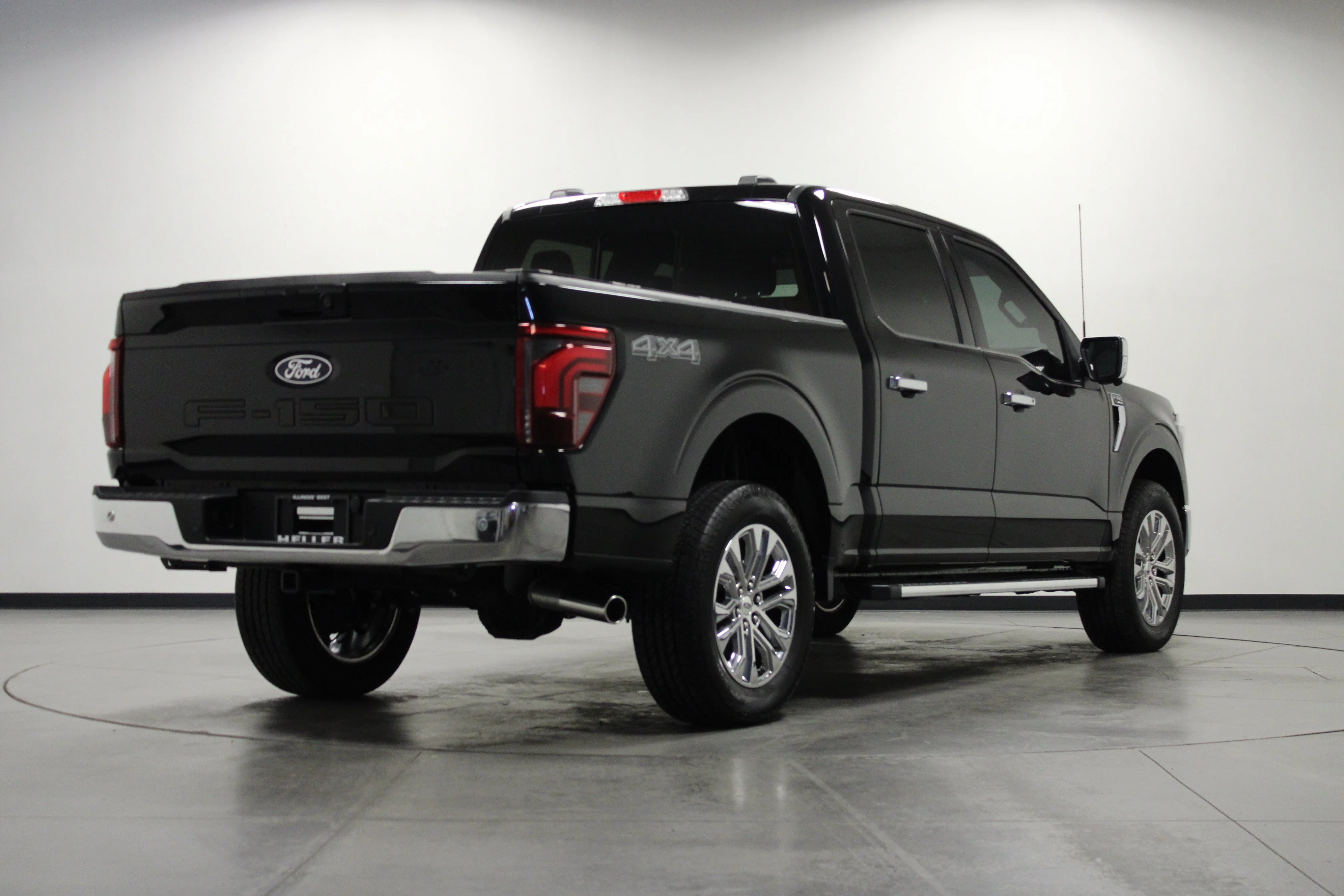 Used 2025 Agate Black Metallic Ford LARIAT image 4