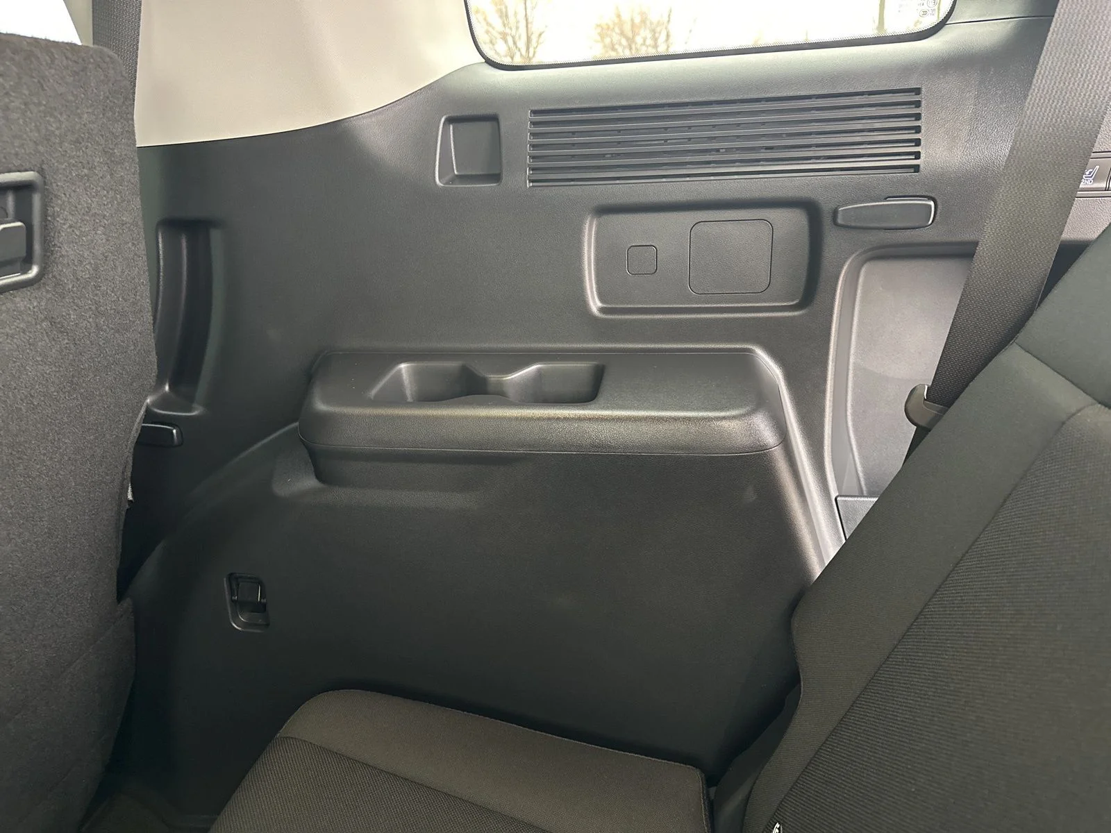 Used 2025 White Hyundai SE image 28