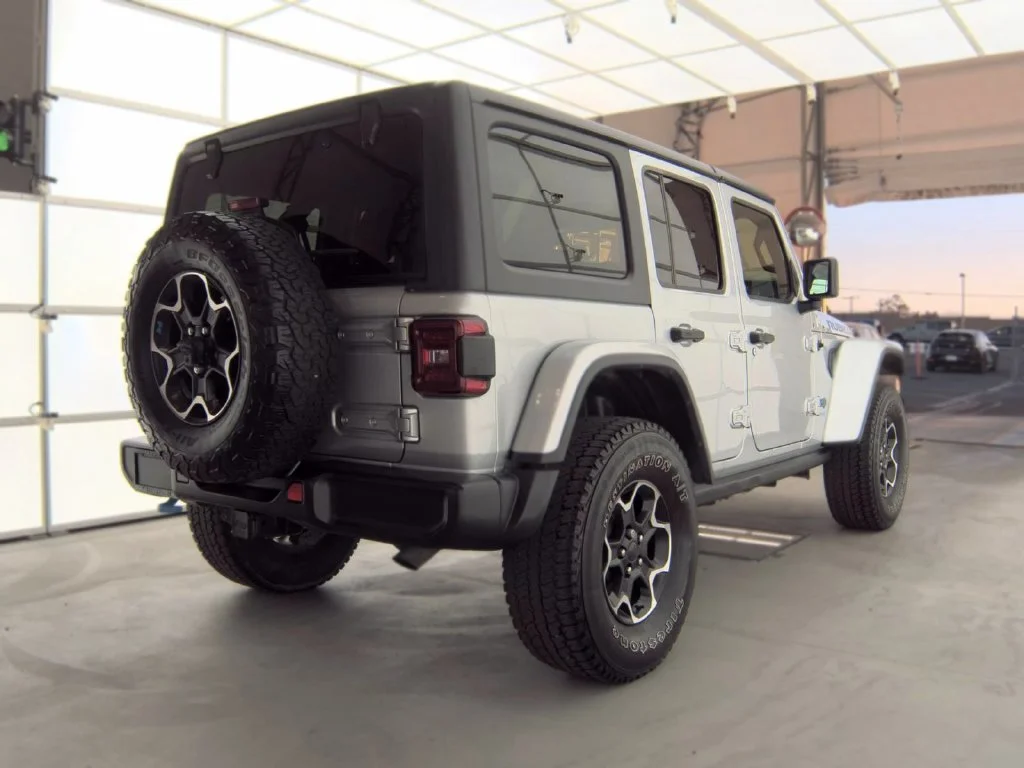 Used 2022 Silver Jeep Unlimited Rubicon 4xe image 2