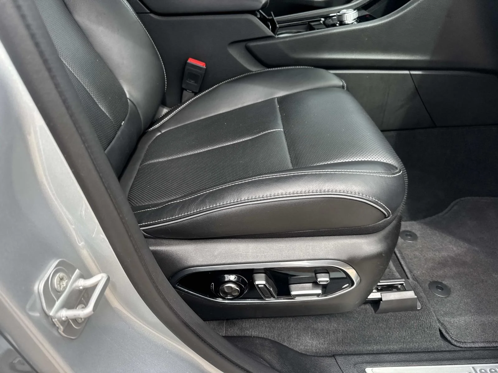 Used 2022 Silver Zynith Jeep Overland image 12