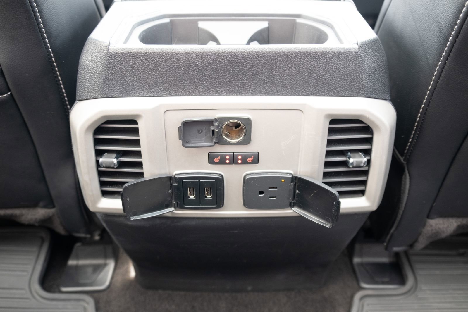 Used 2018  Ford Lariat image 17
