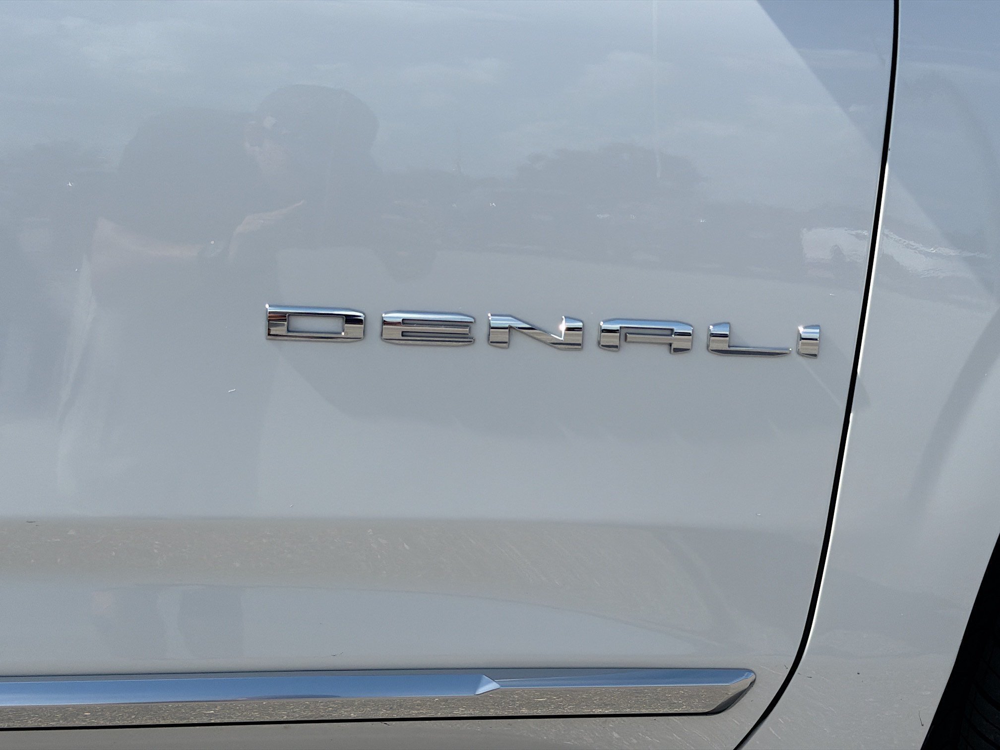 Used 2022 White Frost Tricoat GMC Denali image 50