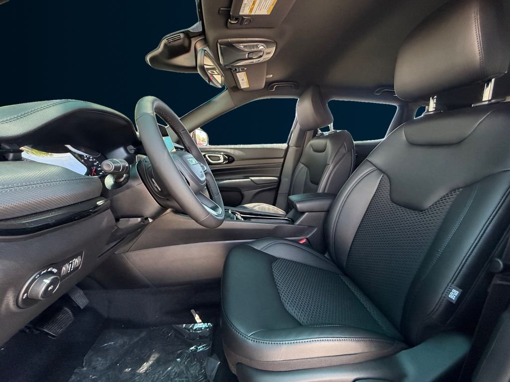 New 2026 Diamond Black Crystal Pearl-Coat Exterior Paint Jeep Latitude image 10