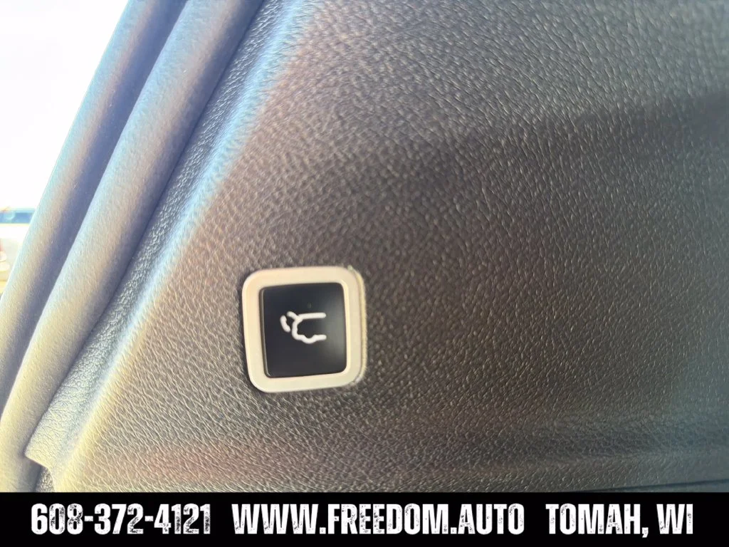 Used 2025 White Chrysler Select image 31
