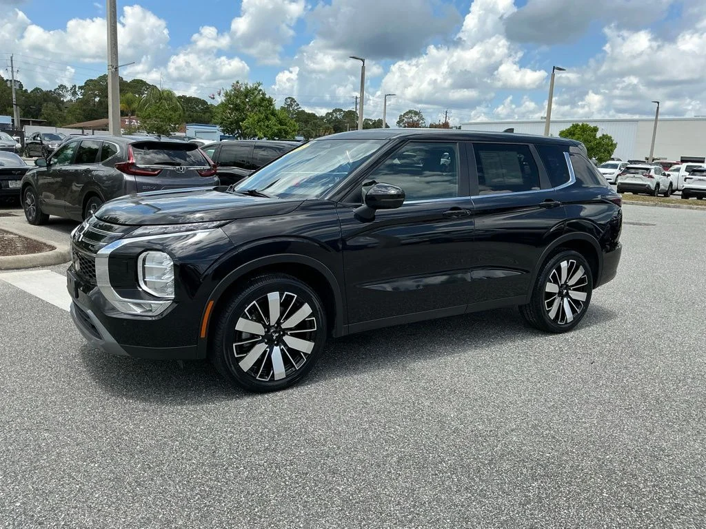 Used 2025  Mitsubishi SE image 2