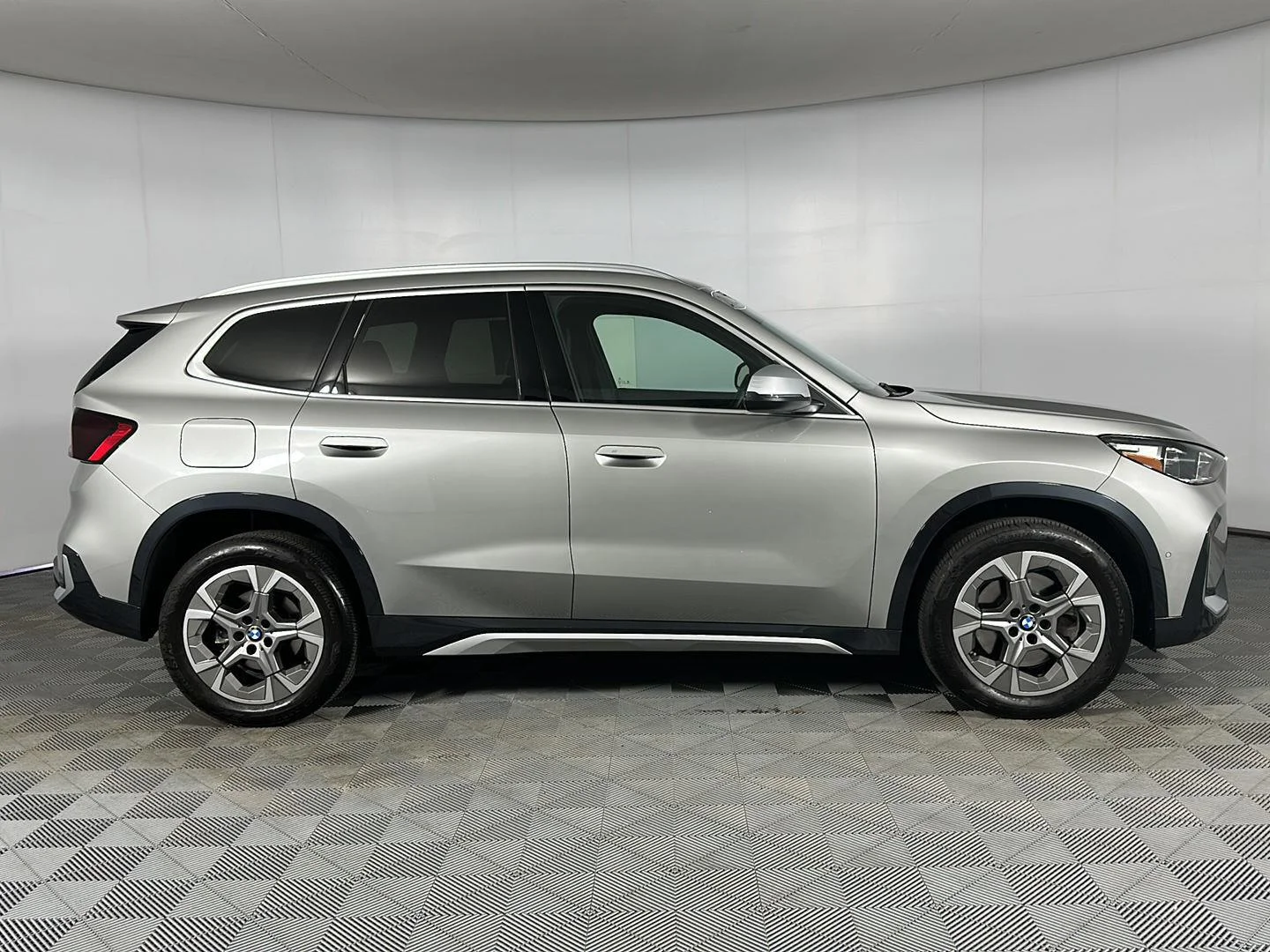 Used 2024 Space Silver Metallic BMW xDrive28i image 26