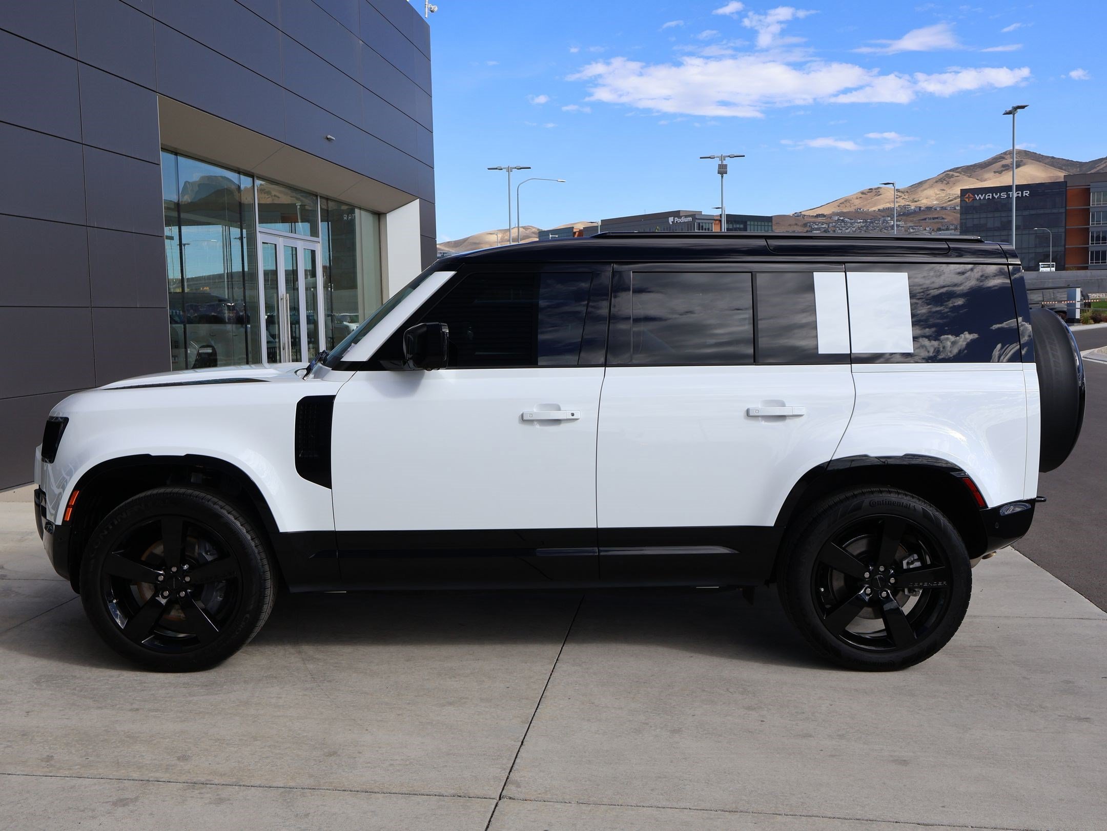 Used 2026 Fuji White Land Rover 110 P400 X-Dynamic SE image 9