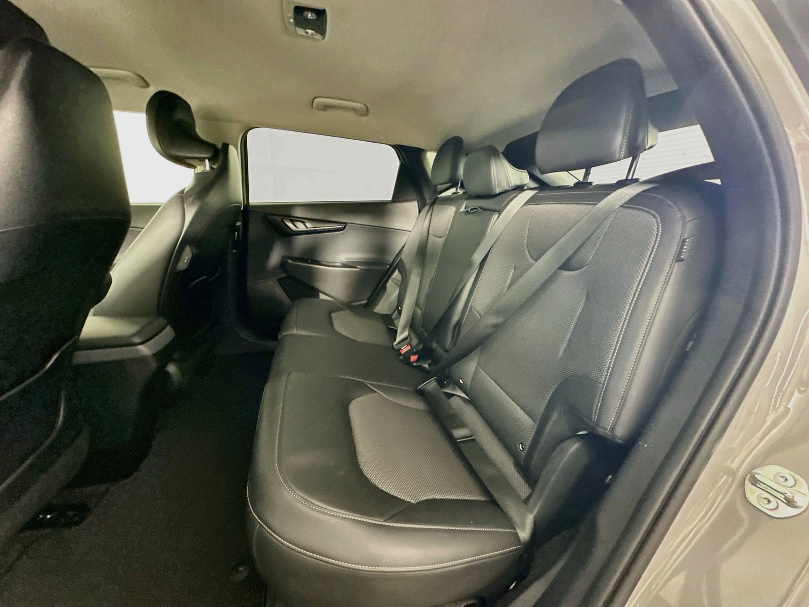 Used 2025 Wolf Gray Kia Light image 24