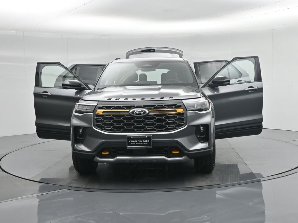 New 2026 Carbonized Gray Metallic Ford Tremor image 38