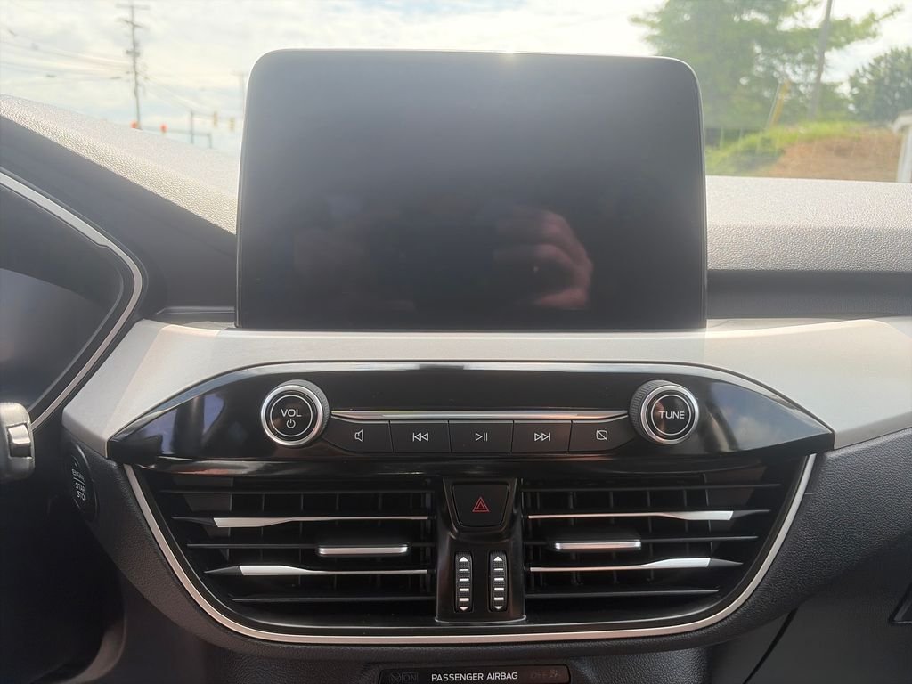 Used 2022 White Metallic Ford SEL image 19