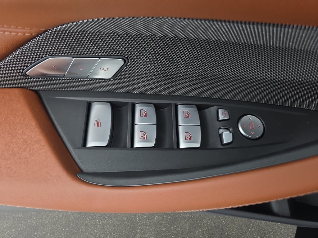 New 2027 Aventurin Red Metallic BMW Competition image 26