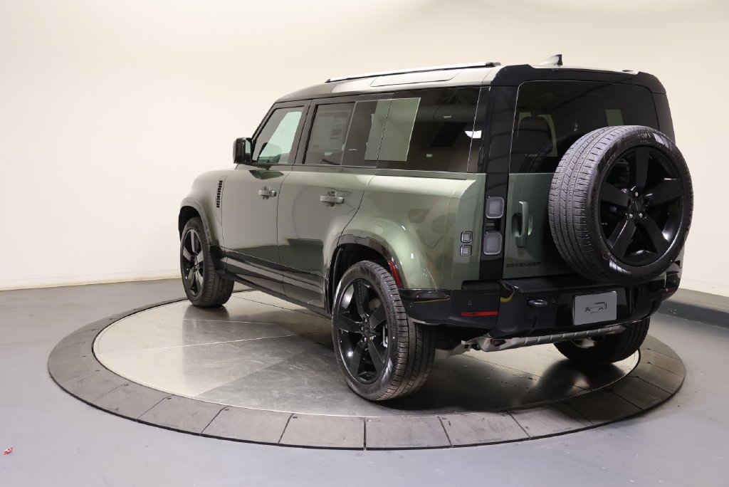 New 2026 Woolstone Green Land Rover X-Dynamic SE image 3